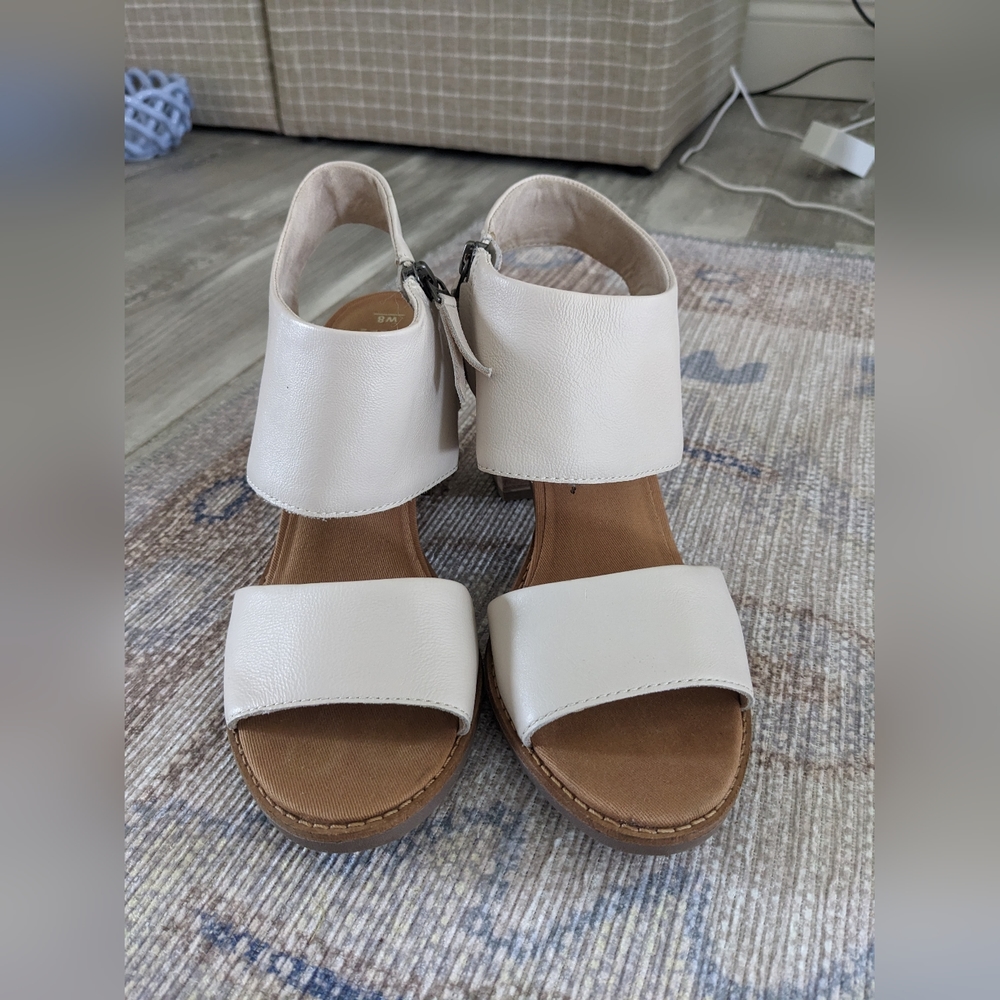 NWOT white chunky heels sz 8